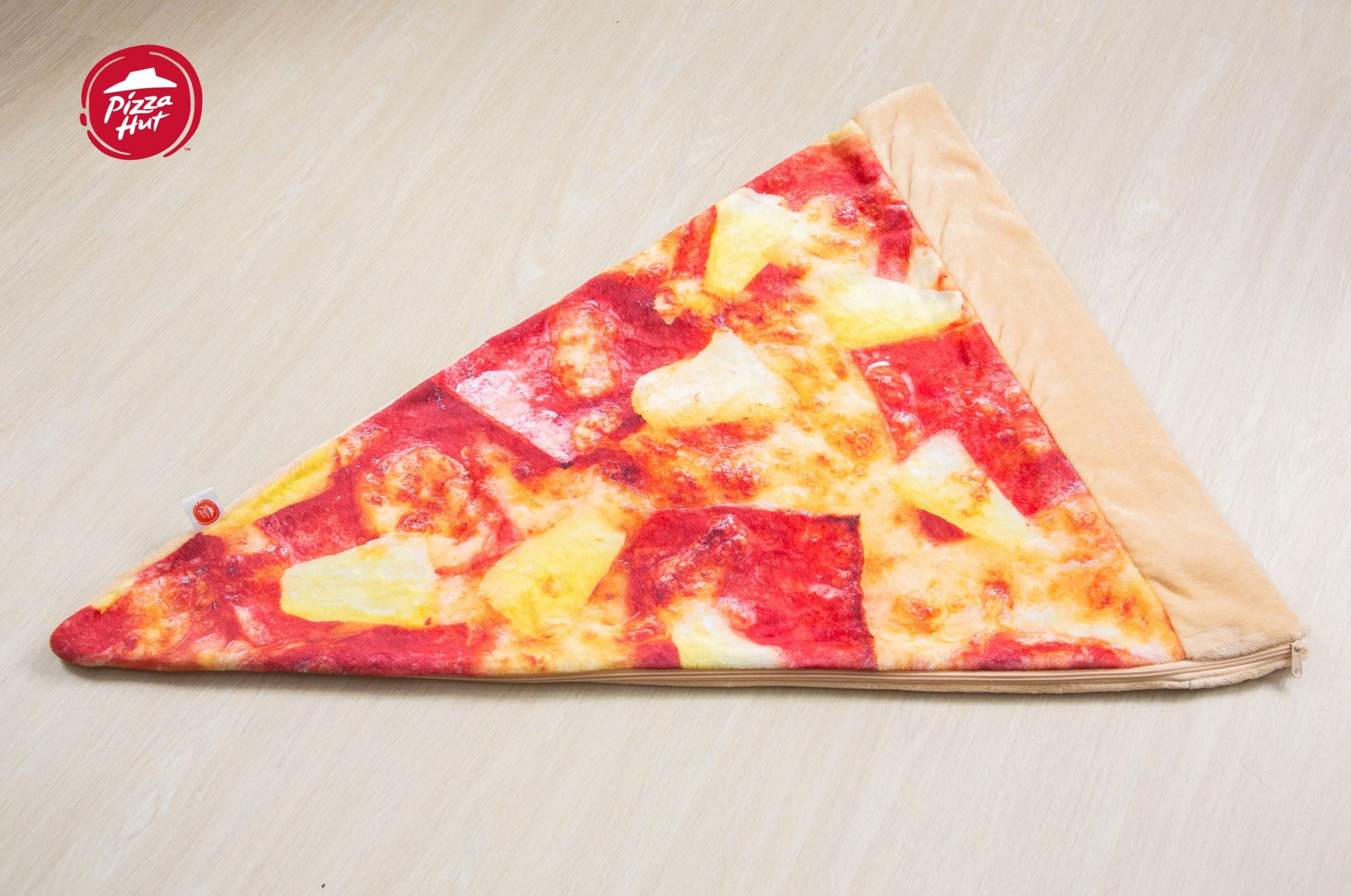 不敢吃夏威夷披薩也沒關係！不只暖胃又暖身子的「比薩睡袋」，沙發馬鈴薯就靠它！