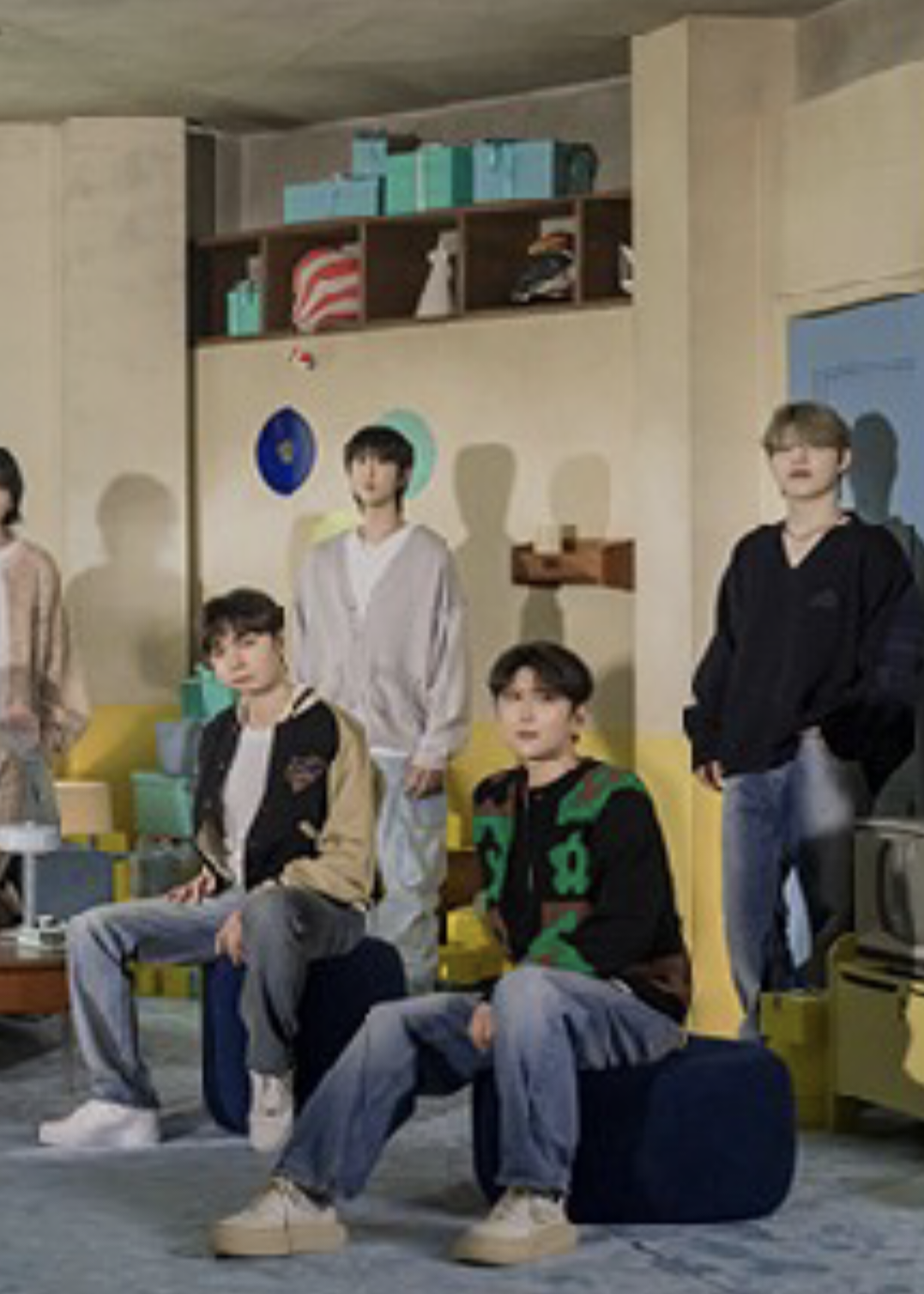 簡直太瘋癲！HYBE 為防止粉絲截圖，照片超糊、SEVENTEEN 成員刻意修到頭扁臉歪掉！