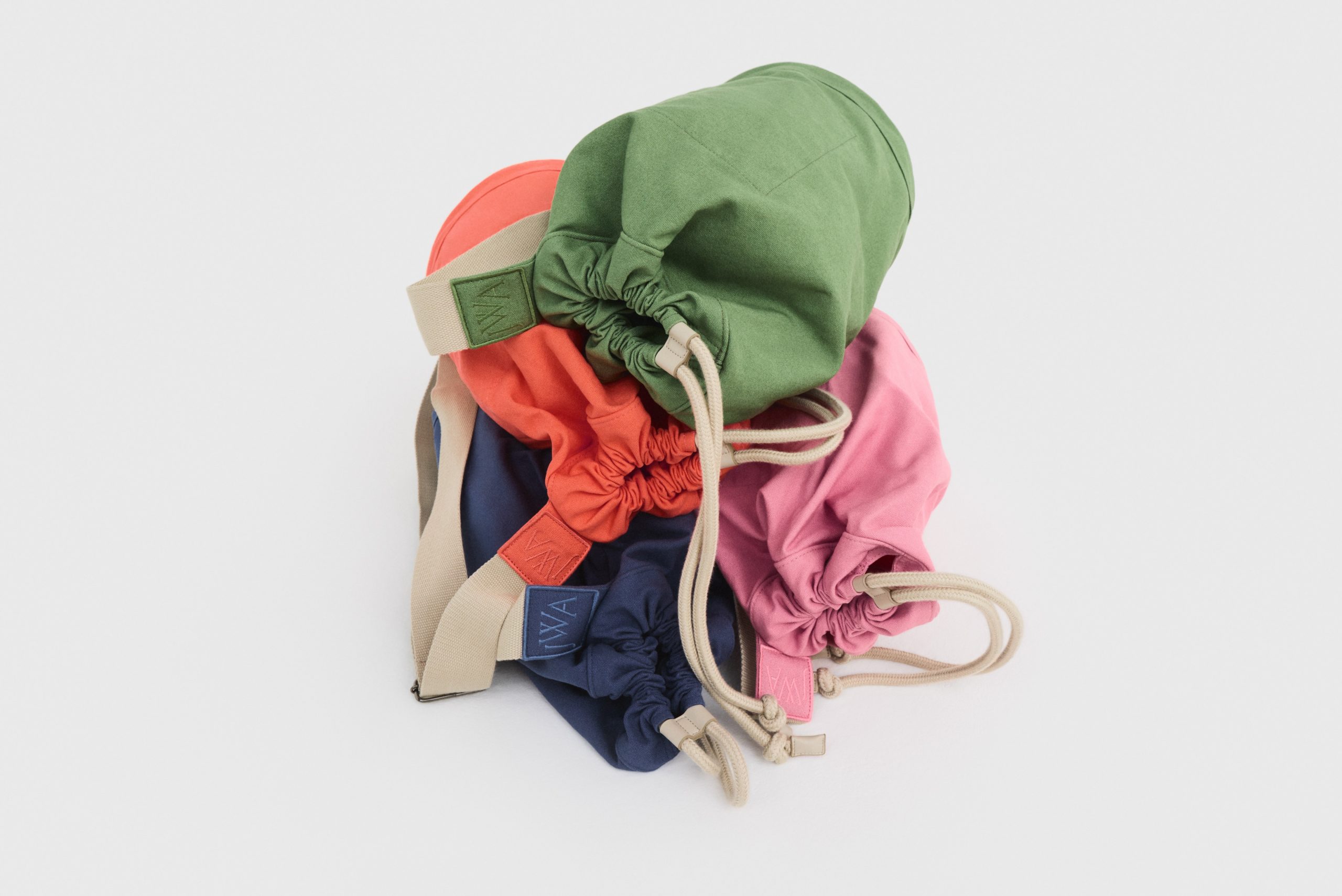 英倫學院風來了！UNIQLO攜手JW ANDERSON 2025春夏聯名要入手！