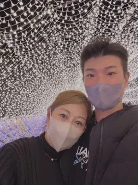 「三個字」真的不是說說？家長會意外對同學媽媽「一見鐘情」，十多年後同學助攻娶回家！