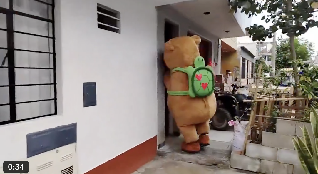 秘魯警察扮水豚抓毒販！超勇猛抓捕畫面曝光！網笑：這水豚的攻擊性太強！