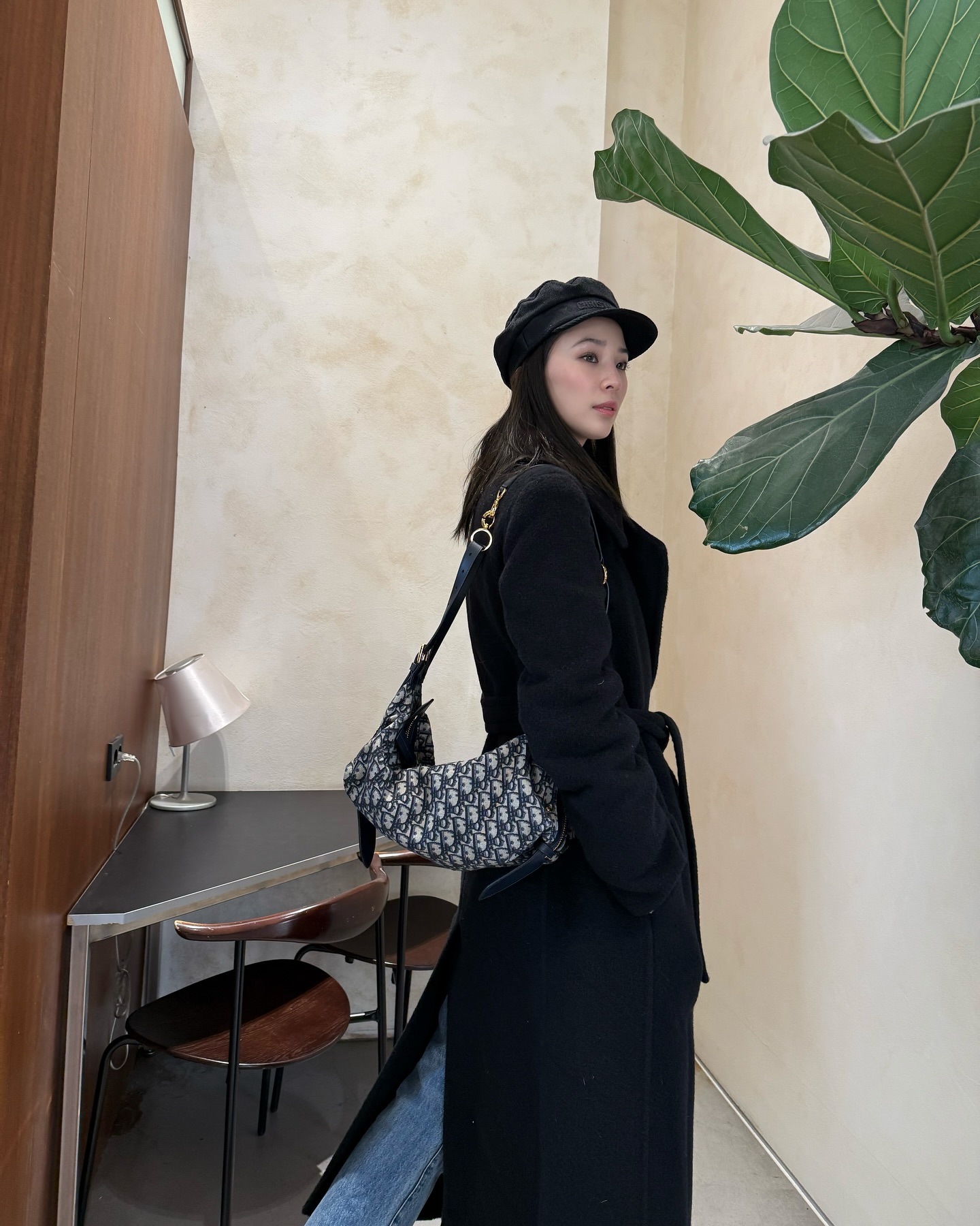 未開賣先轟動！這款 JISOO、韓韶禧搶先上身的「Dior 流浪包」究竟什麼來頭？