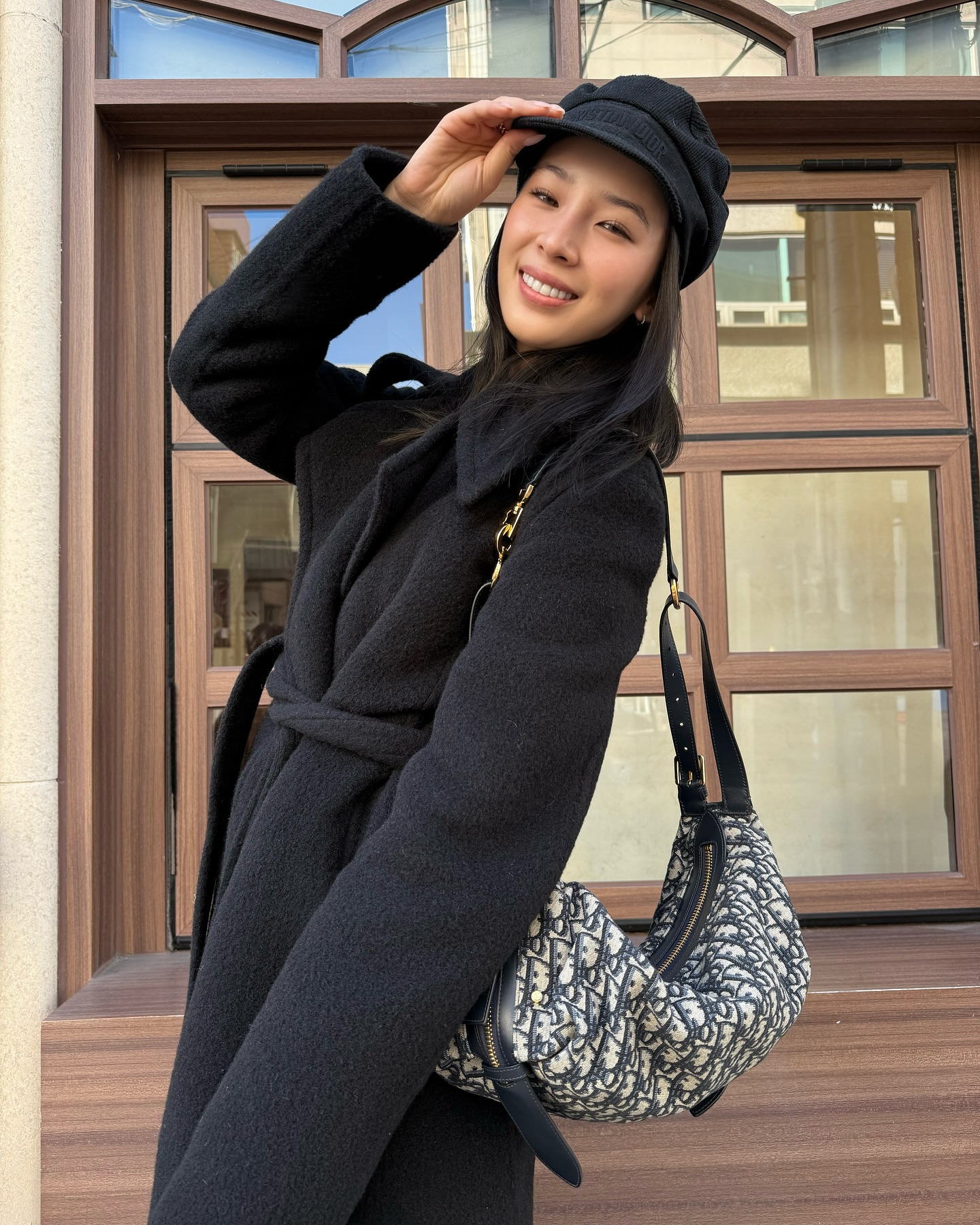 未開賣先轟動！這款 JISOO、韓韶禧搶先上身的「Dior 流浪包」究竟什麼來頭？