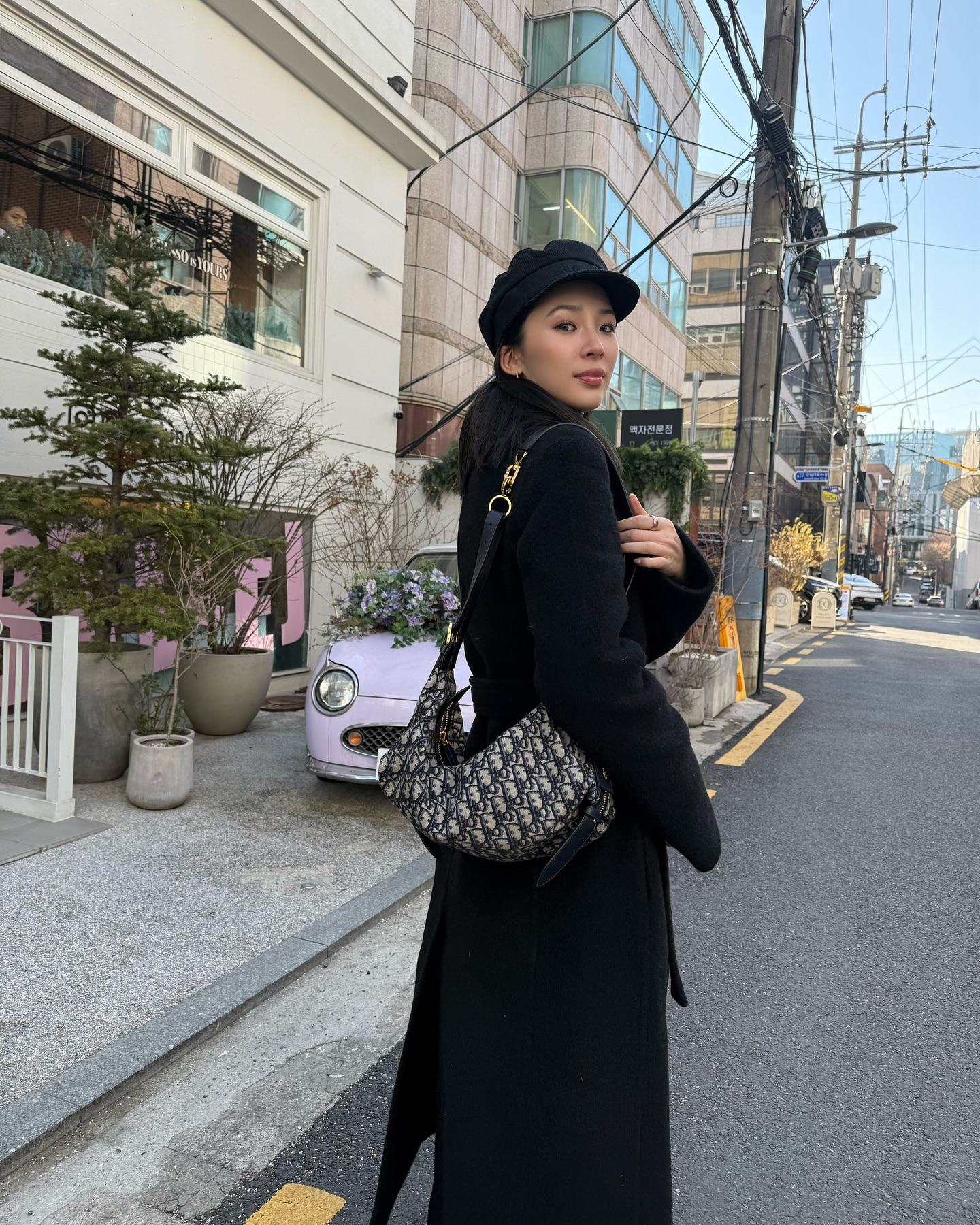 未開賣先轟動！這款 JISOO、韓韶禧搶先上身的「Dior 流浪包」究竟什麼來頭？