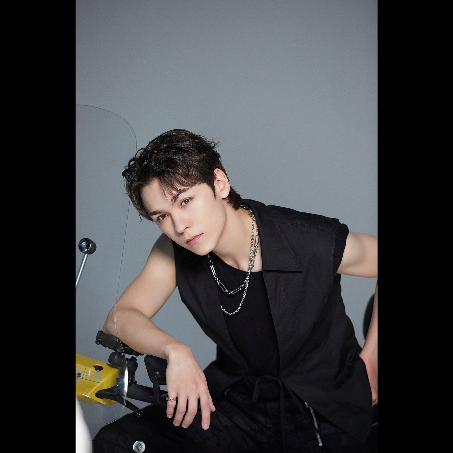 SEVENTEEN 二次元成員 Vernon 史詩級回歸 IG？刪光貼文後的首發竟然是…一雙腳？