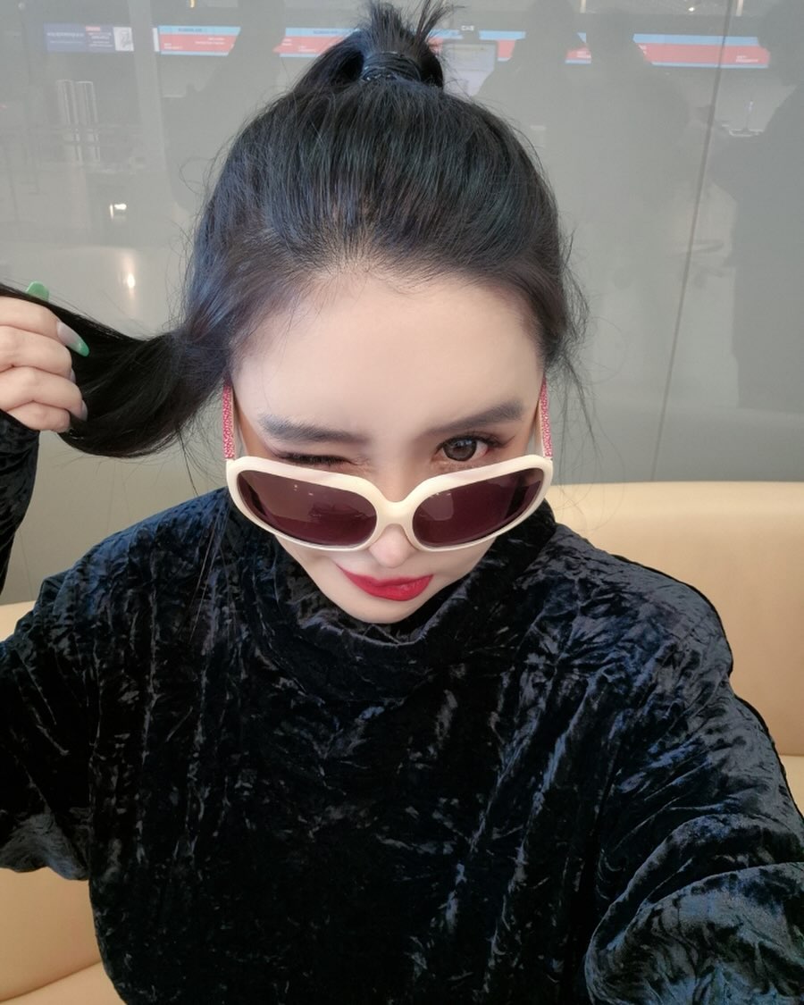 2NE1 朴春小帳上傳與李敏鎬合照喊「我的丈夫」！相關貼文急刪除，經紀公司也出面回應了！