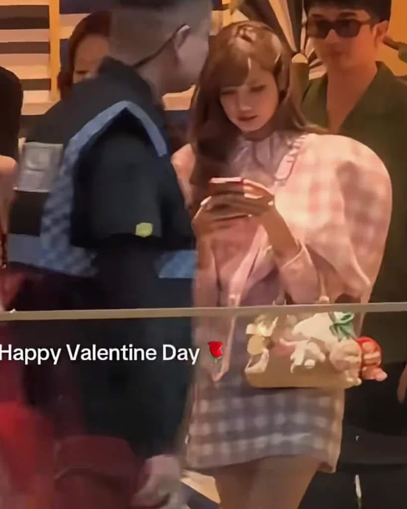 Lisa 移情別戀了？情人節與新歡 Crybaby 哭娃「甜在一起」：眼淚不代表脆弱，是勇敢面對內心的真實