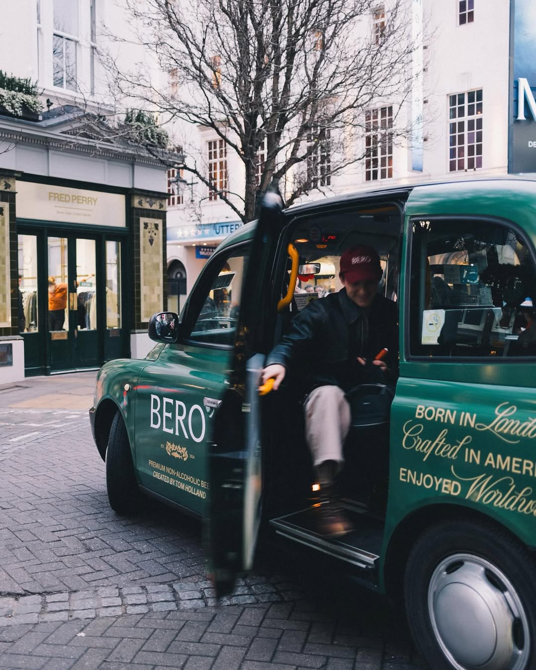 都怪自己長著一張娃娃臉！Tom Holland 在超市購買自家品牌啤酒遭拒