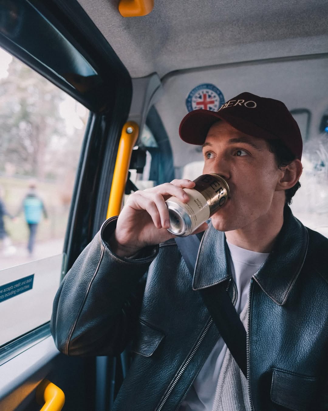 都怪自己長著一張娃娃臉！Tom Holland 在超市購買自家品牌啤酒遭拒