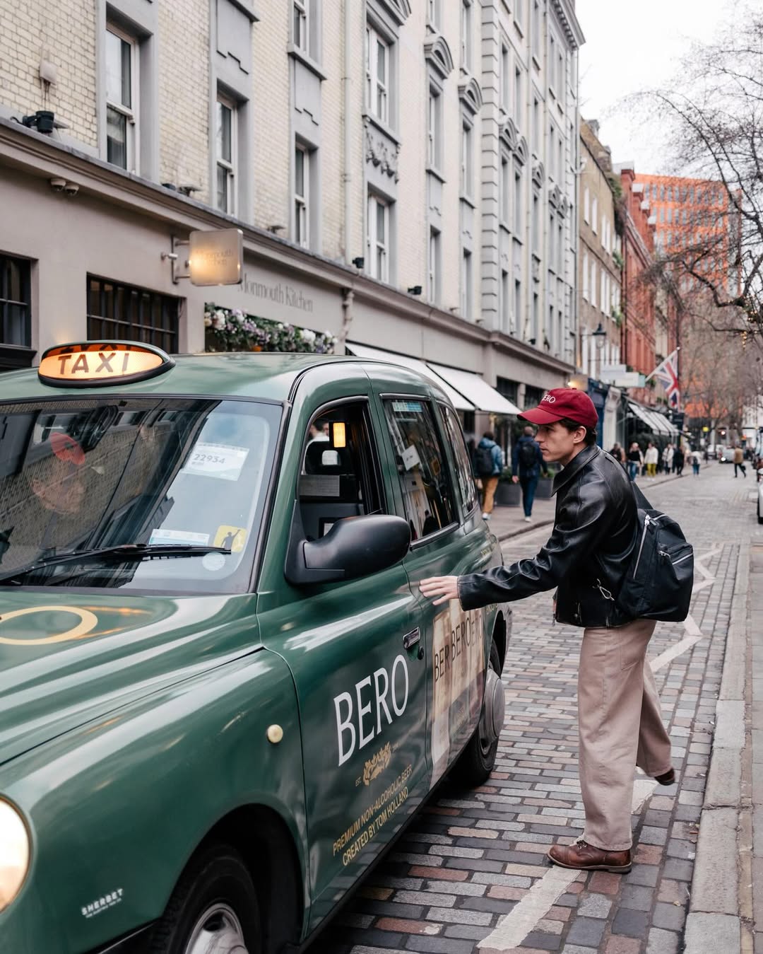 都怪自己長著一張娃娃臉！Tom Holland 在超市購買自家品牌啤酒遭拒