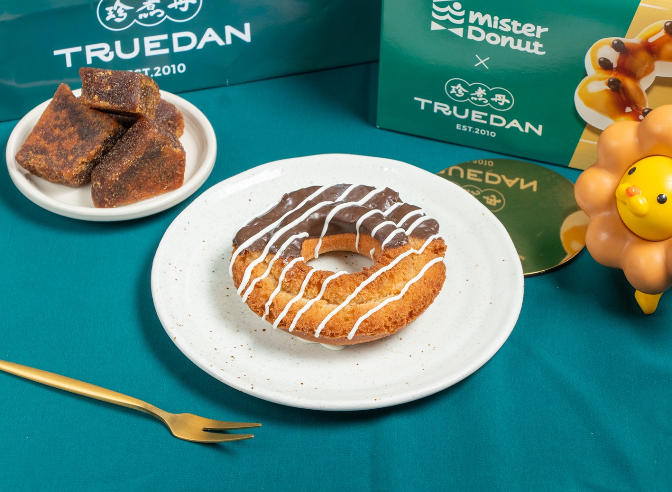 Mister Donut 攜手黑糖專賣「珍煮丹」，將兩款飲品變身甜甜圈，黑糖系列9款新品開吃！