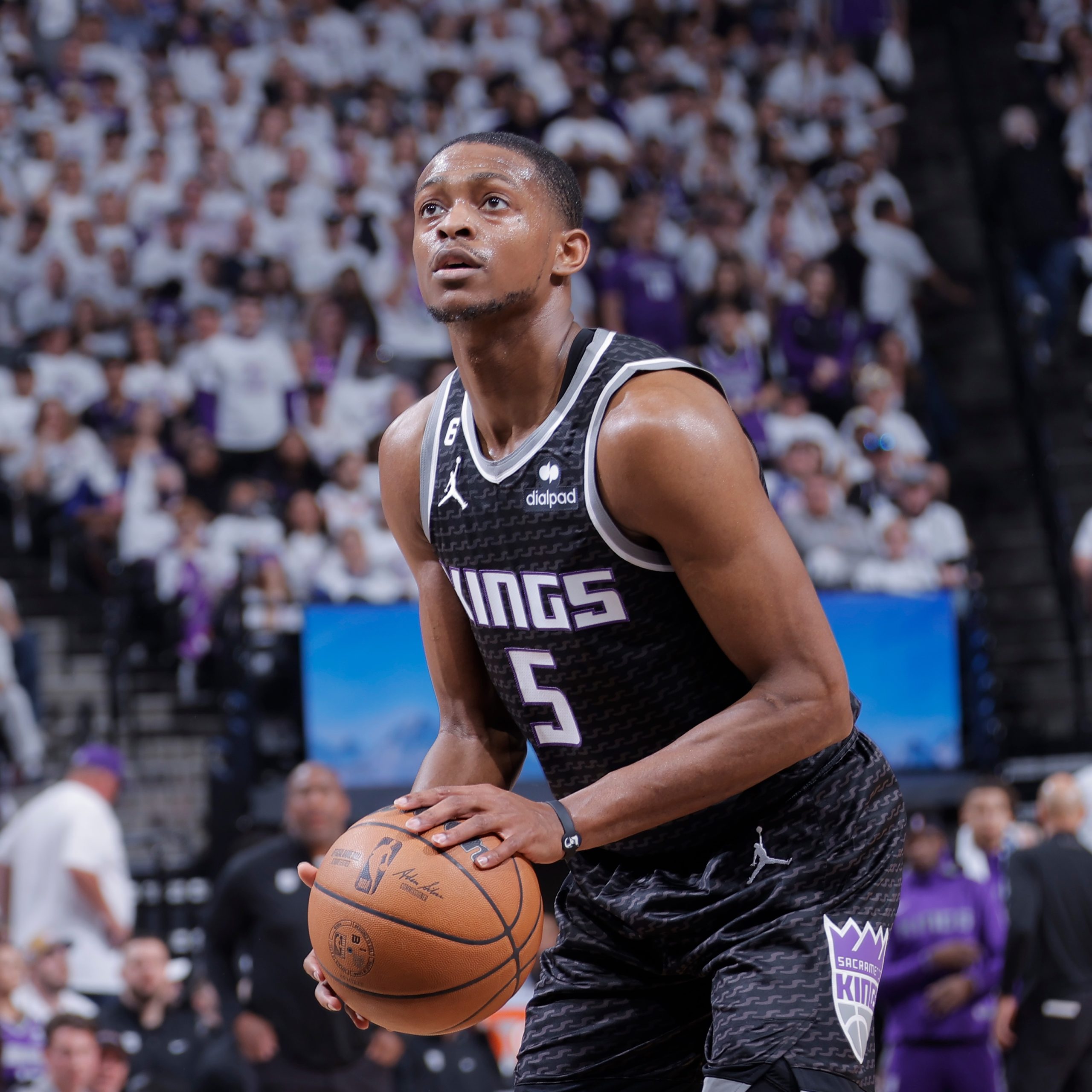 NBA 重磅交易再起！De'Aaron Fox 將披上馬刺戰袍，Zach LaVine 前往國王！