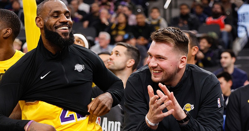 就在不到 72 小時前， Luka Doncic 與 LeBron James  在洛杉磯湖人攜手作戰的想法 還只是天方夜譚。然而，在 達拉斯獨行俠隊總經理 Nico Harrison  和 Rpb Pelinka 的 秘密操作下，這筆交易 悄然完成，如今已正式改變湖人隊的未來走向。