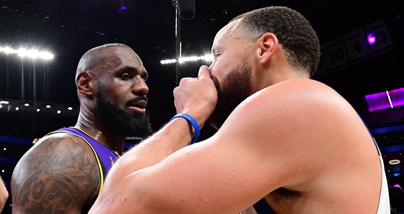 洛杉磯湖人（Los Angeles Lakers）傳奇球星LeBron James與金州勇士（Golden State Warriors）超級巨星Stephen Curry，無疑是當今NBA最具代表性的兩位球員。儘管如今兩人已成為好友，但過去的關係並非如此和諧。