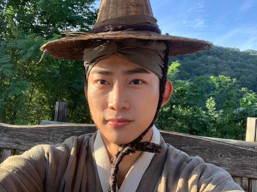 玉澤演與穩交 4 年素人女友求婚了！攝影團隊疑不知男方身分「巴黎鐵塔前下跪照全上傳」