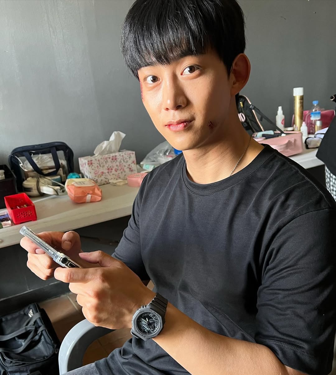 玉澤演與穩交 4 年素人女友求婚了！攝影團隊疑不知男方身分「巴黎鐵塔前下跪照全上傳」