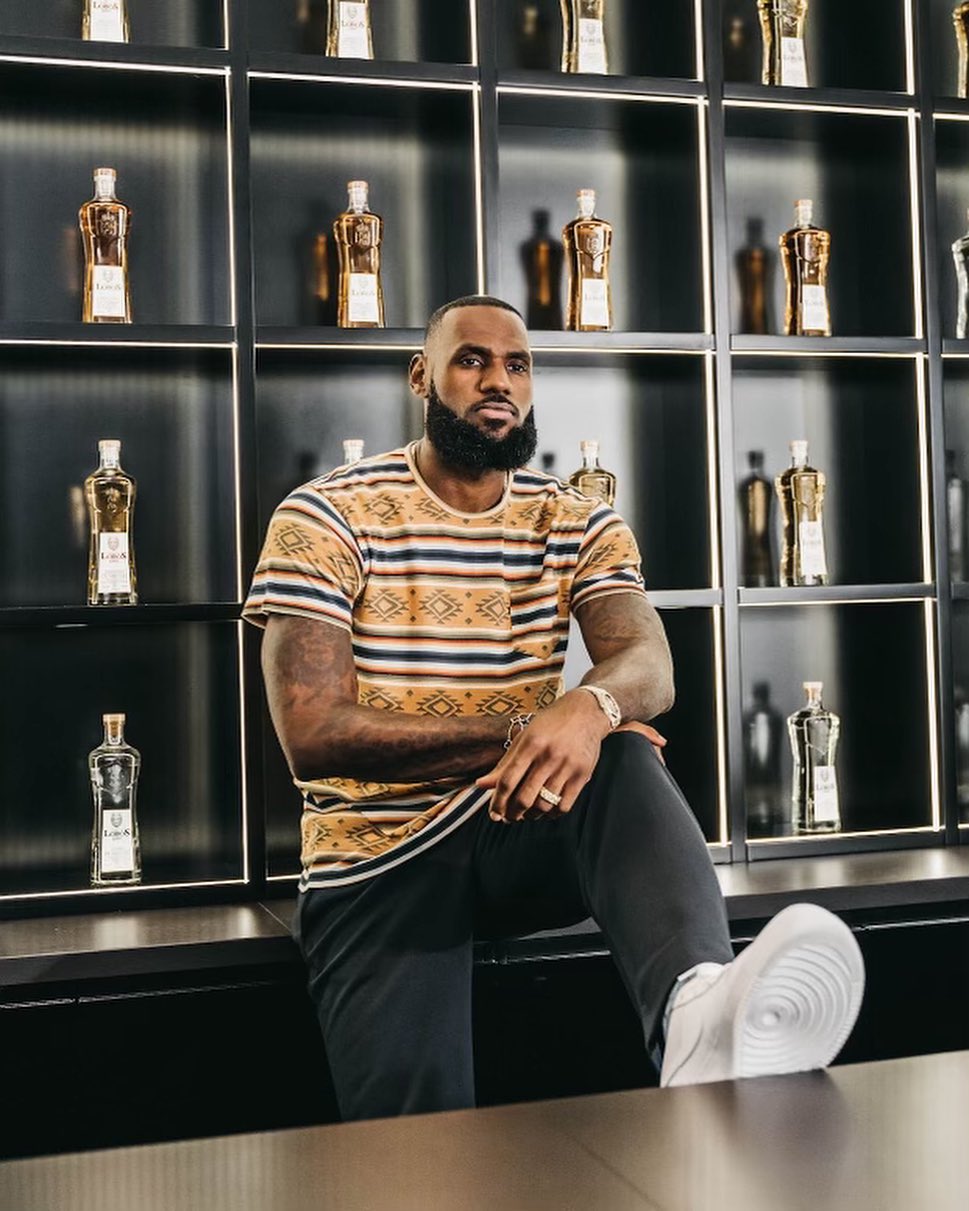 尷尬了！大陸男星王鶴棣想找 LeBron James 合照　揮手還被老詹無視