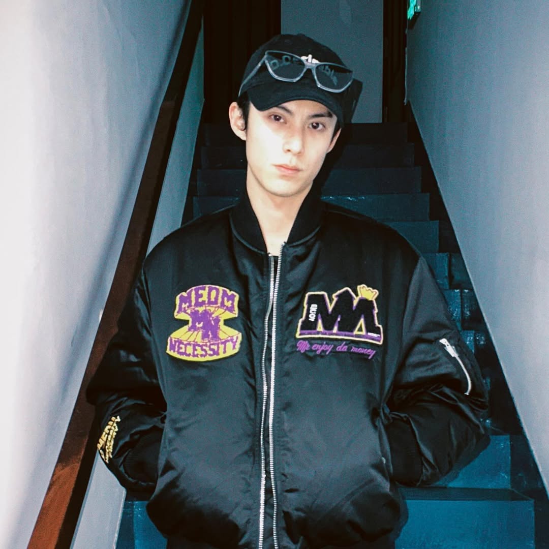 尷尬了！大陸男星王鶴棣想找 LeBron James 合照　揮手還被老詹無視