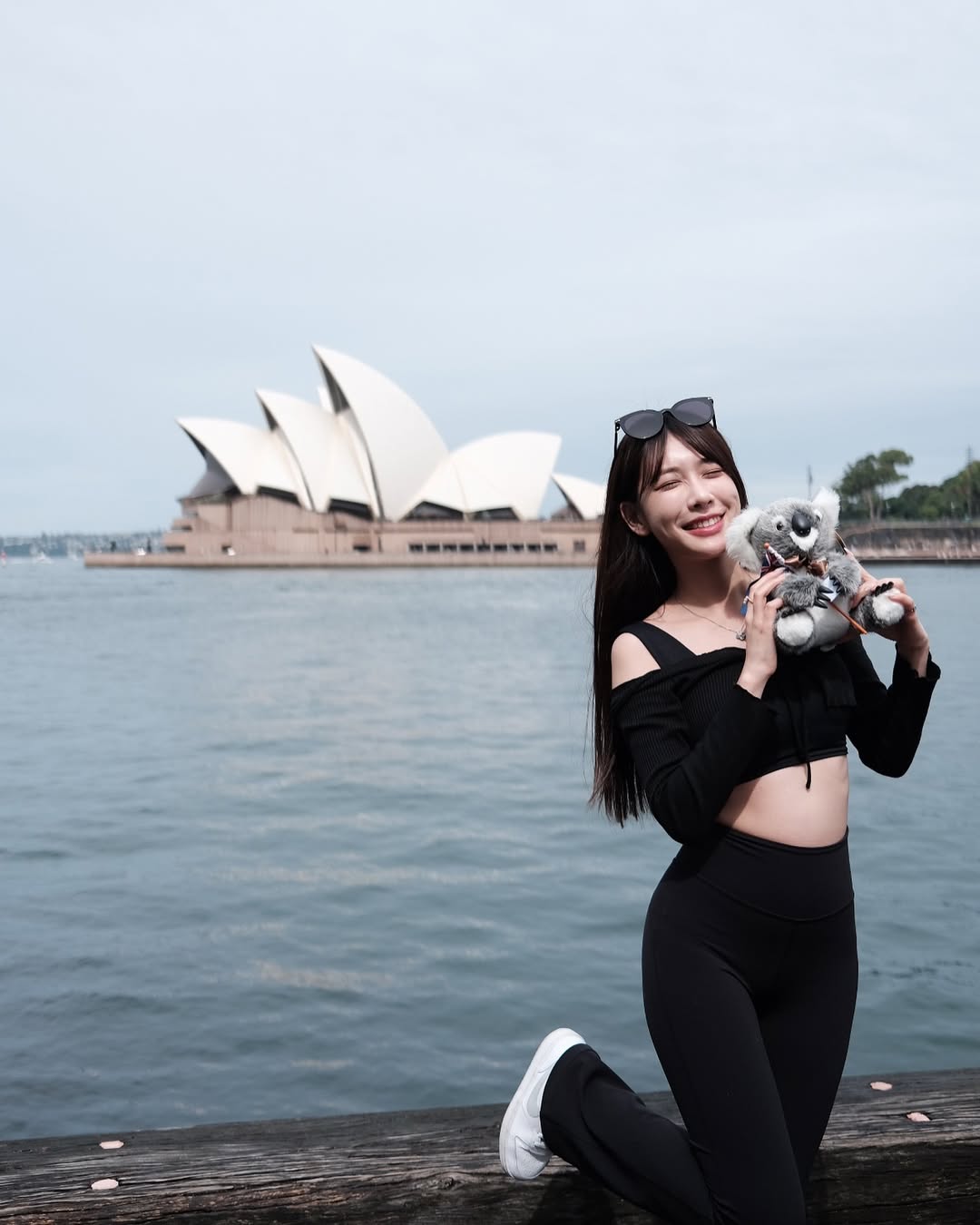 「樂天女孩」Kira 辣曬比基尼！從直播主轉型啦啦隊，胸門大開炸出火辣深溝！