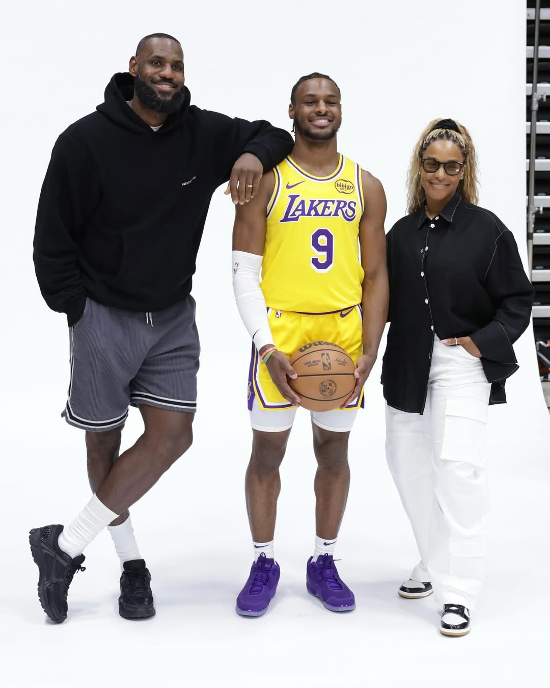 尷尬了！大陸男星王鶴棣想找 LeBron James 合照　揮手還被老詹無視