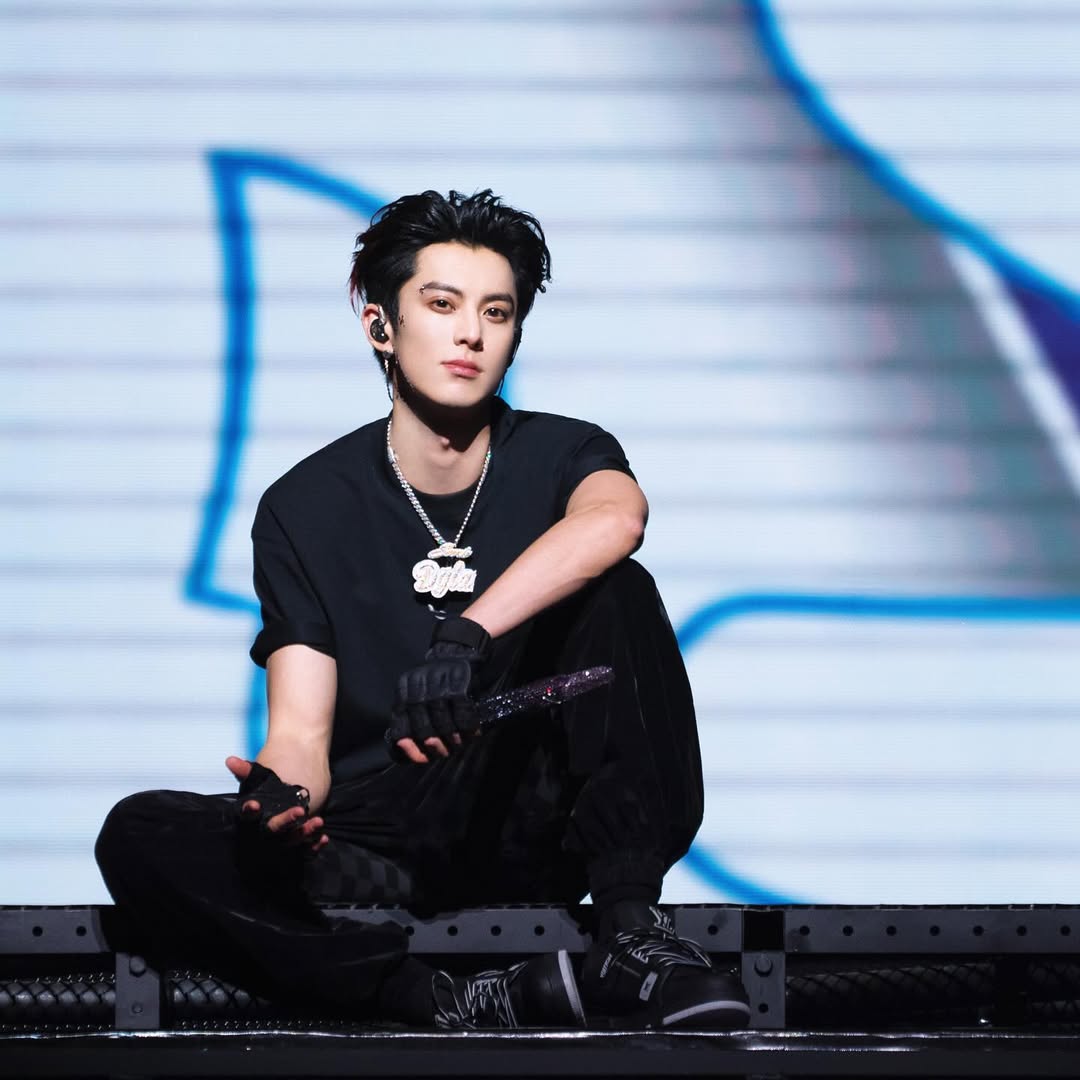 尷尬了！大陸男星王鶴棣想找 LeBron James 合照　揮手還被老詹無視