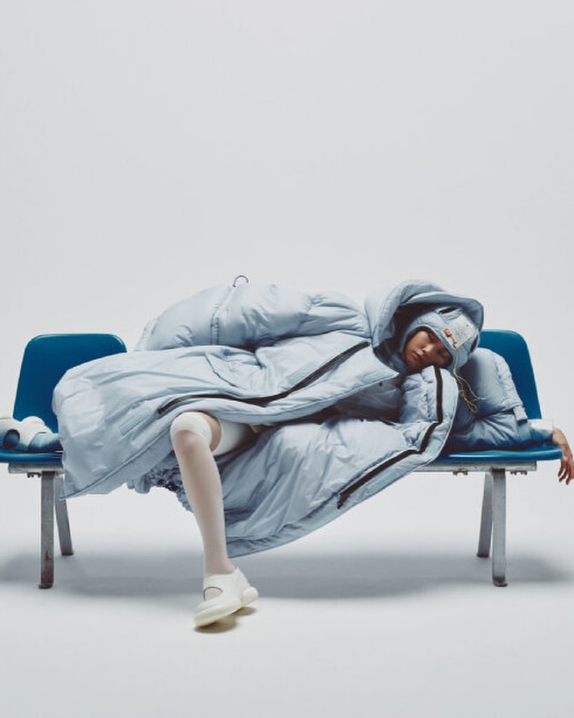 穿著走的棉被？日本科技公司推出「睡眠專用羽絨外套」！網笑：會不會走到睡著？