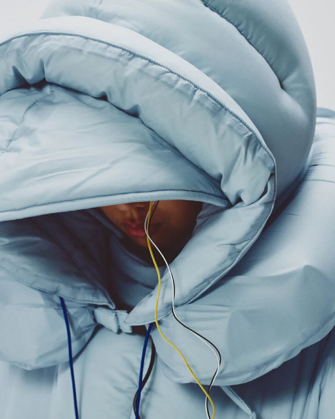 穿著走的棉被？日本科技公司推出「睡眠專用羽絨外套」！網笑：會不會走到睡著？