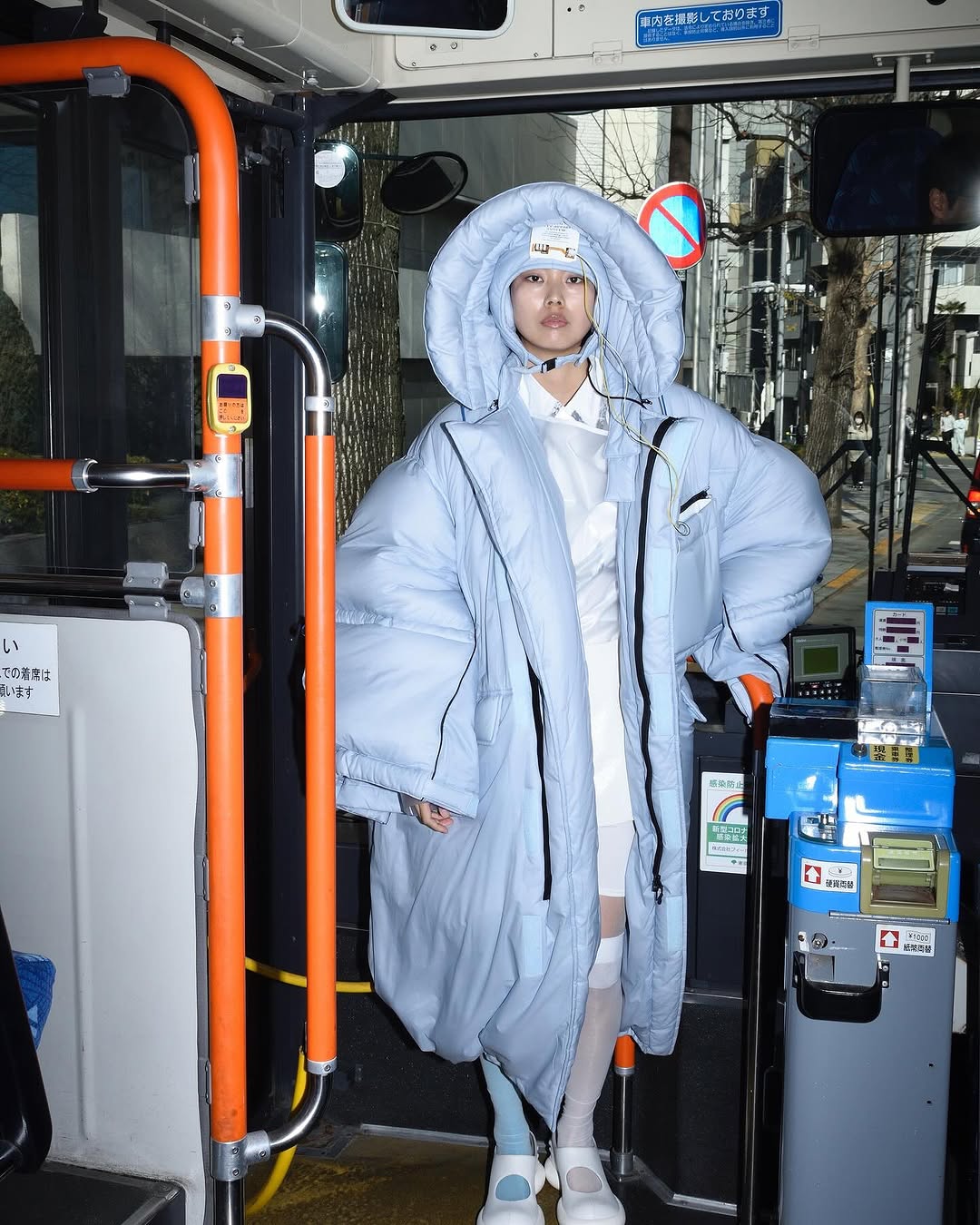 穿著走的棉被？日本科技公司推出「睡眠專用羽絨外套」！網笑：會不會走到睡著？