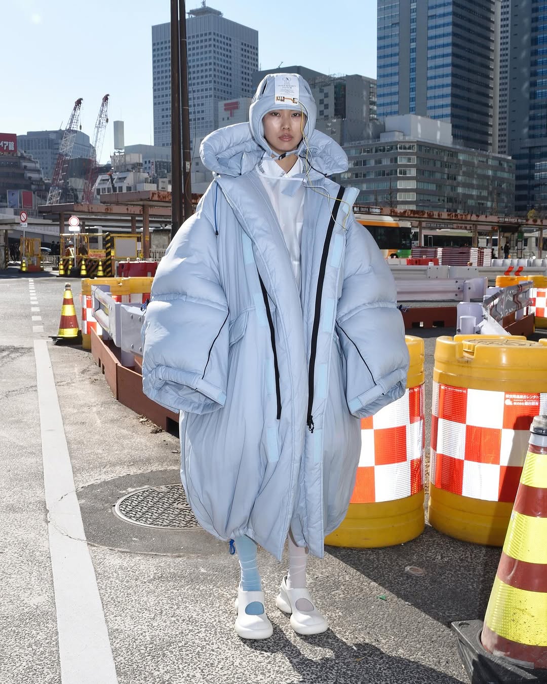 穿著走的棉被？日本科技公司推出「睡眠專用羽絨外套」！網笑：會不會走到睡著？