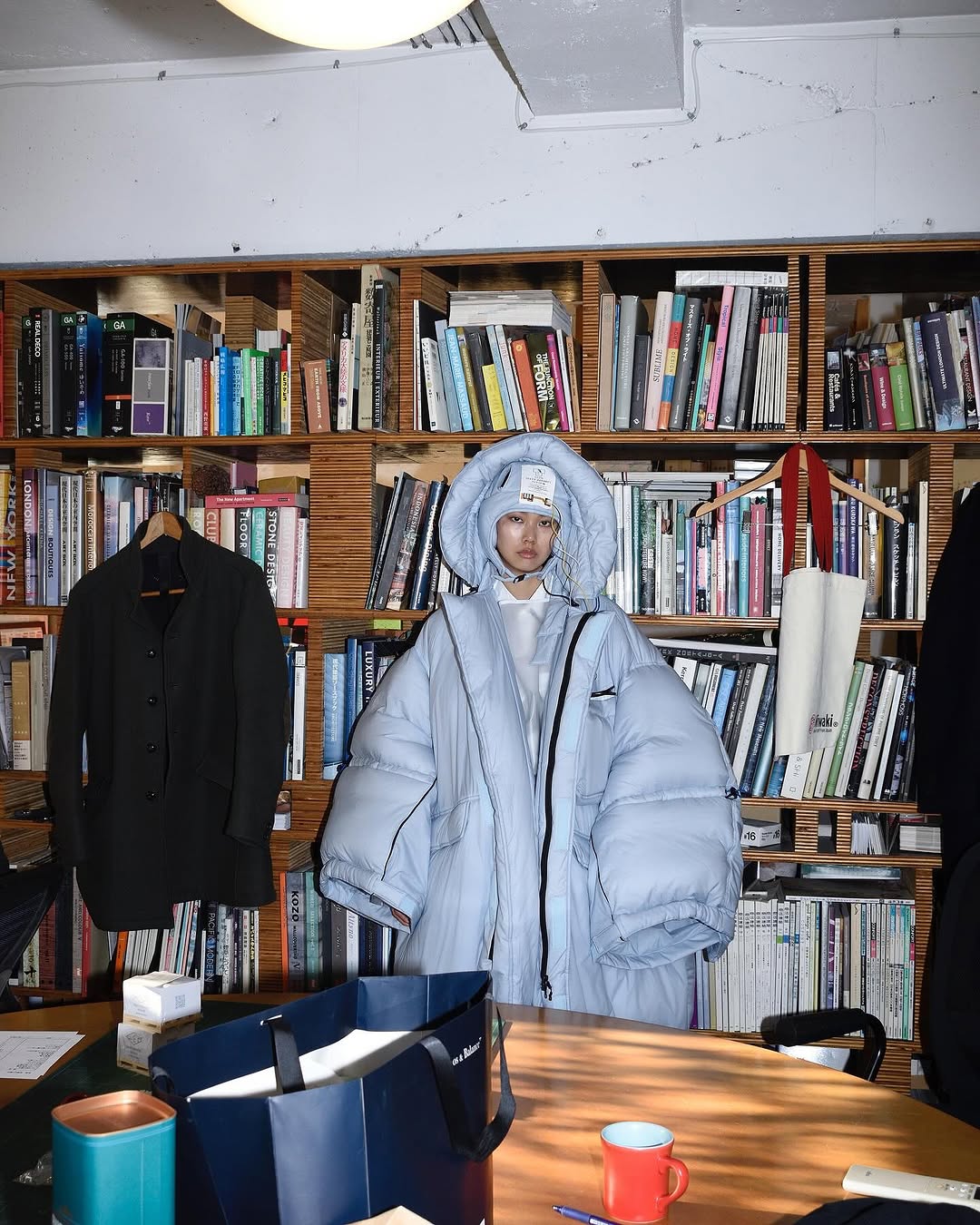 穿著走的棉被？日本科技公司推出「睡眠專用羽絨外套」！網笑：會不會走到睡著？