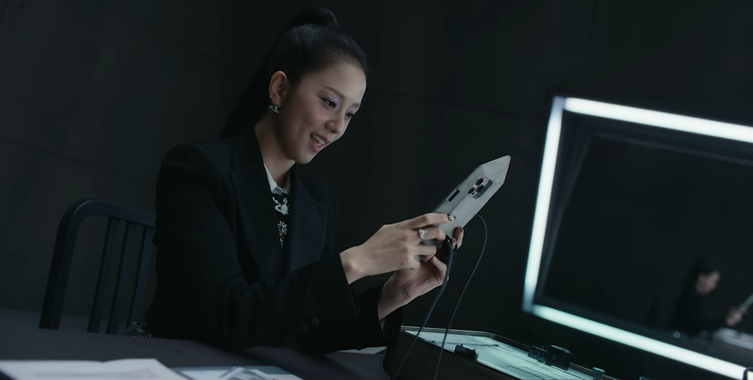 Jisoo 全新情人節主打〈earthquake〉MV 公開！竟找來車勝元驚喜客串！
