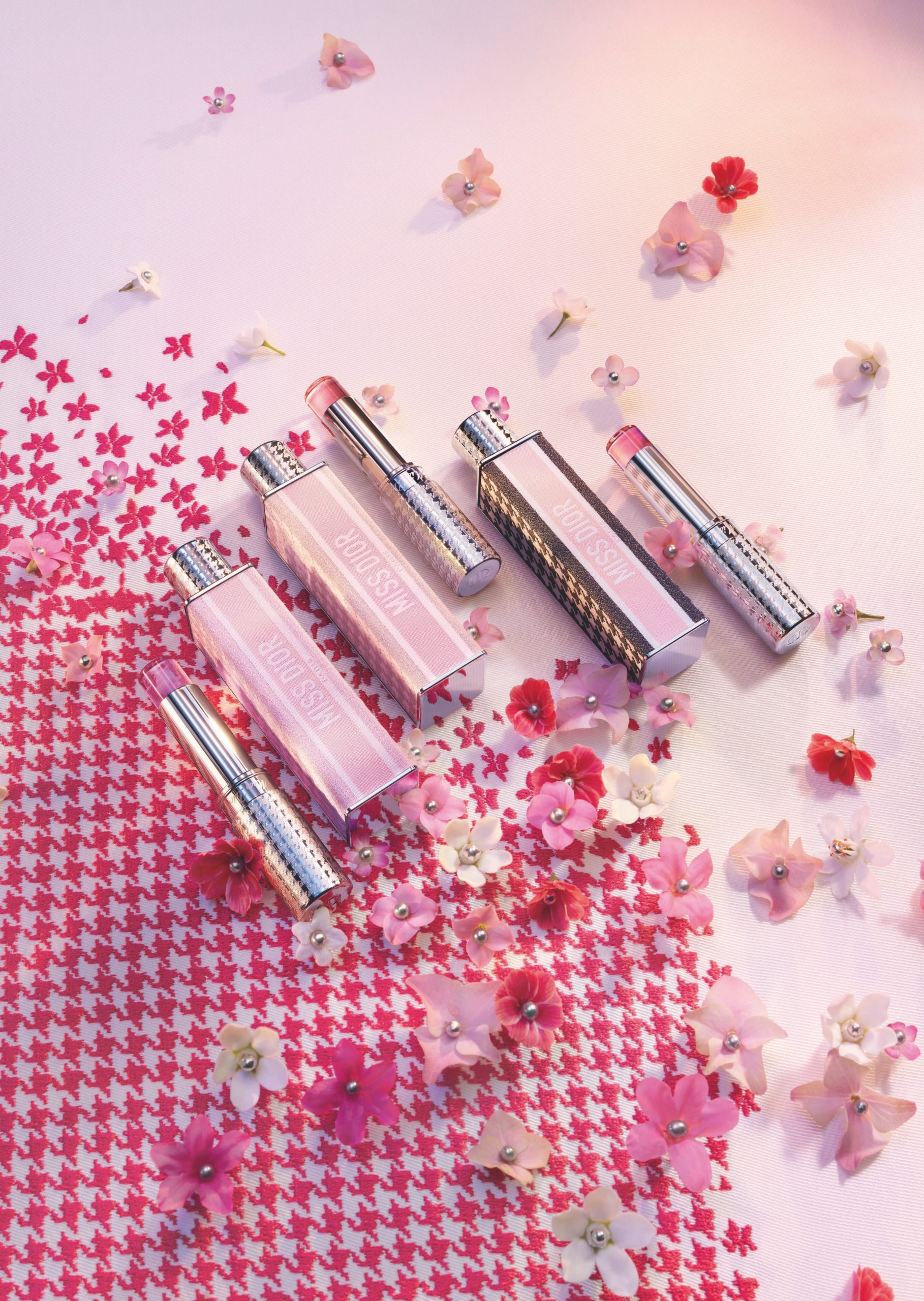 2025情人節彩妝新品推薦TOP5｜超美限定色號，打造甜蜜約會妝容！