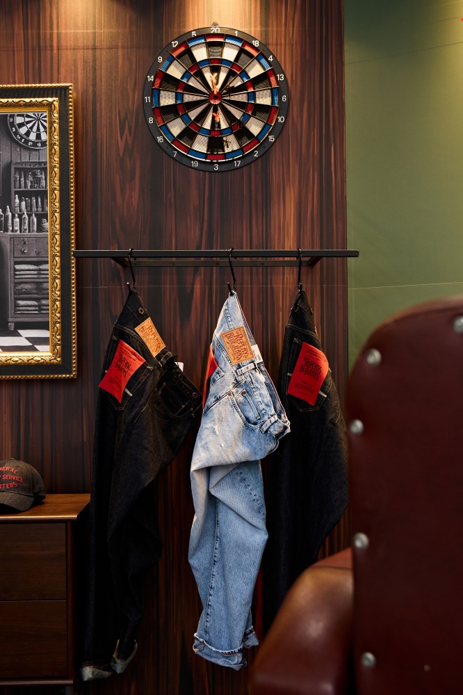 感受純正的義式硬派！義大利丹寧品牌 REPLAY 攜手台北油頭 TPE.Barber 打造限定體驗店！