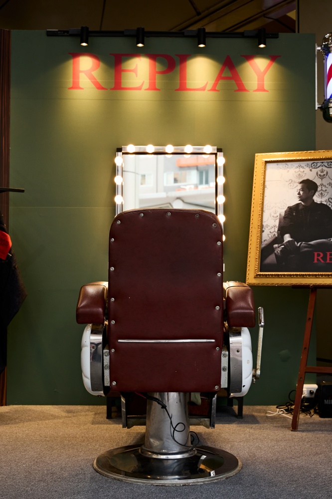 感受純正的義式硬派！義大利丹寧品牌 REPLAY 攜手台北油頭 TPE.Barber 打造限定體驗店！