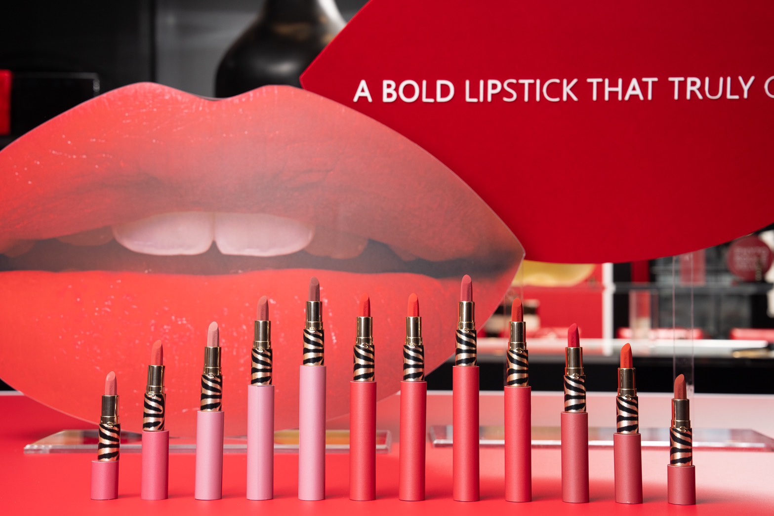 絕美「紅絲絨奢霧唇膏」必收！Sisley 首創保養系奢霧唇膏，霧面不顯唇紋！