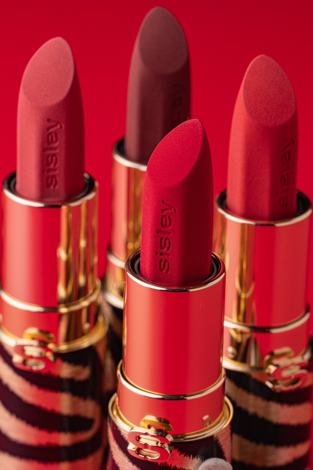 絕美「紅絲絨奢霧唇膏」必收！Sisley 首創保養系奢霧唇膏，霧面不顯唇紋！