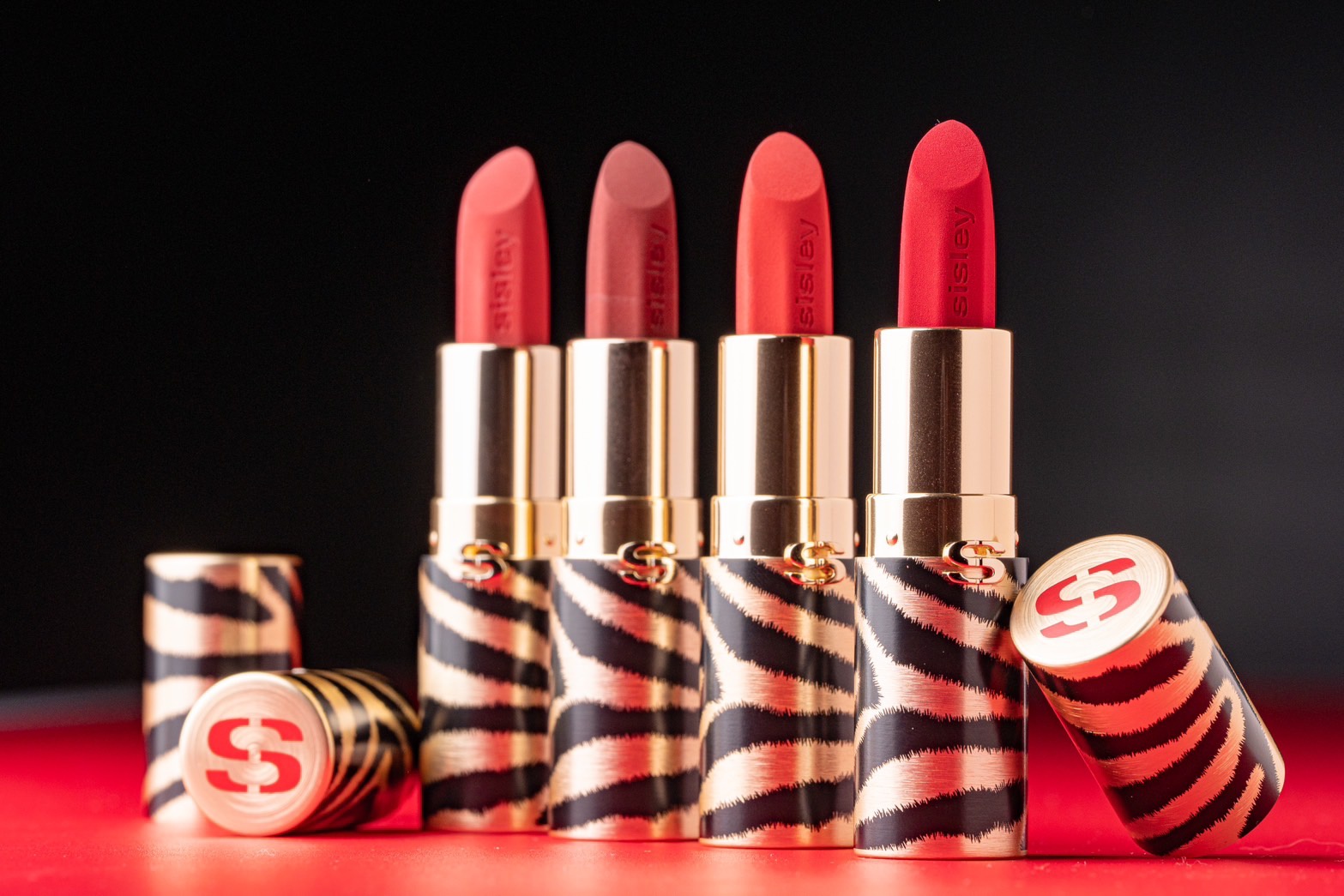 絕美「紅絲絨奢霧唇膏」必收！Sisley 首創保養系奢霧唇膏，霧面不顯唇紋！