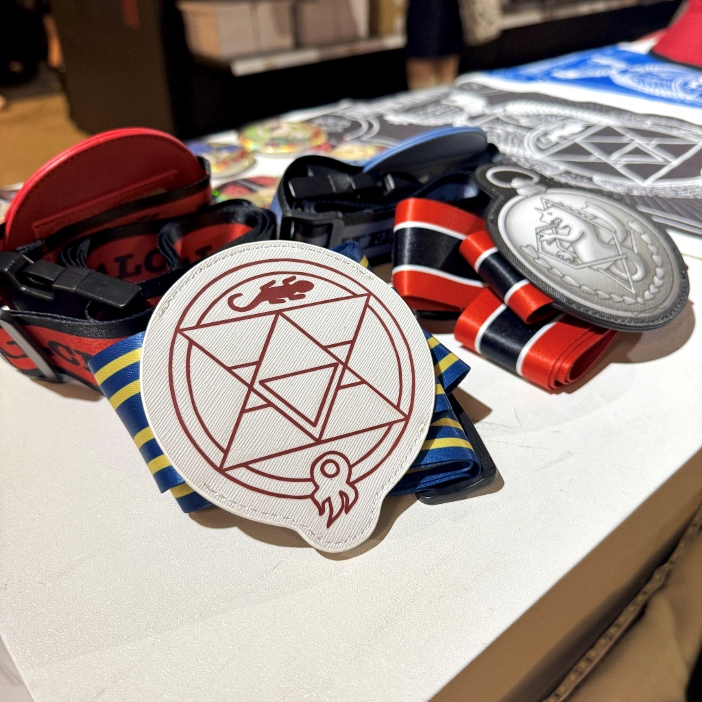 《鋼之鍊金術師BROTHERHOOD》15 週年快閃店松菸登場！超大投影鍊成陣、客製化軍牌讓你刻上自己的名字！