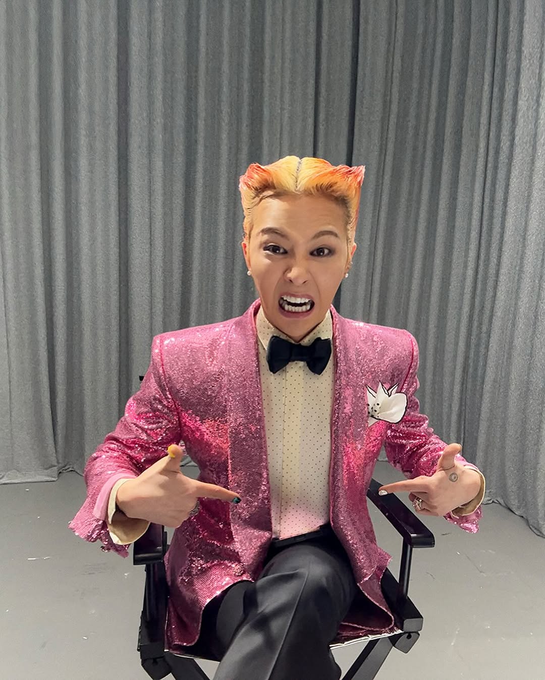 G-Dragon 專屬手燈登場！超可愛花花造型還搭配花盆充電底座！