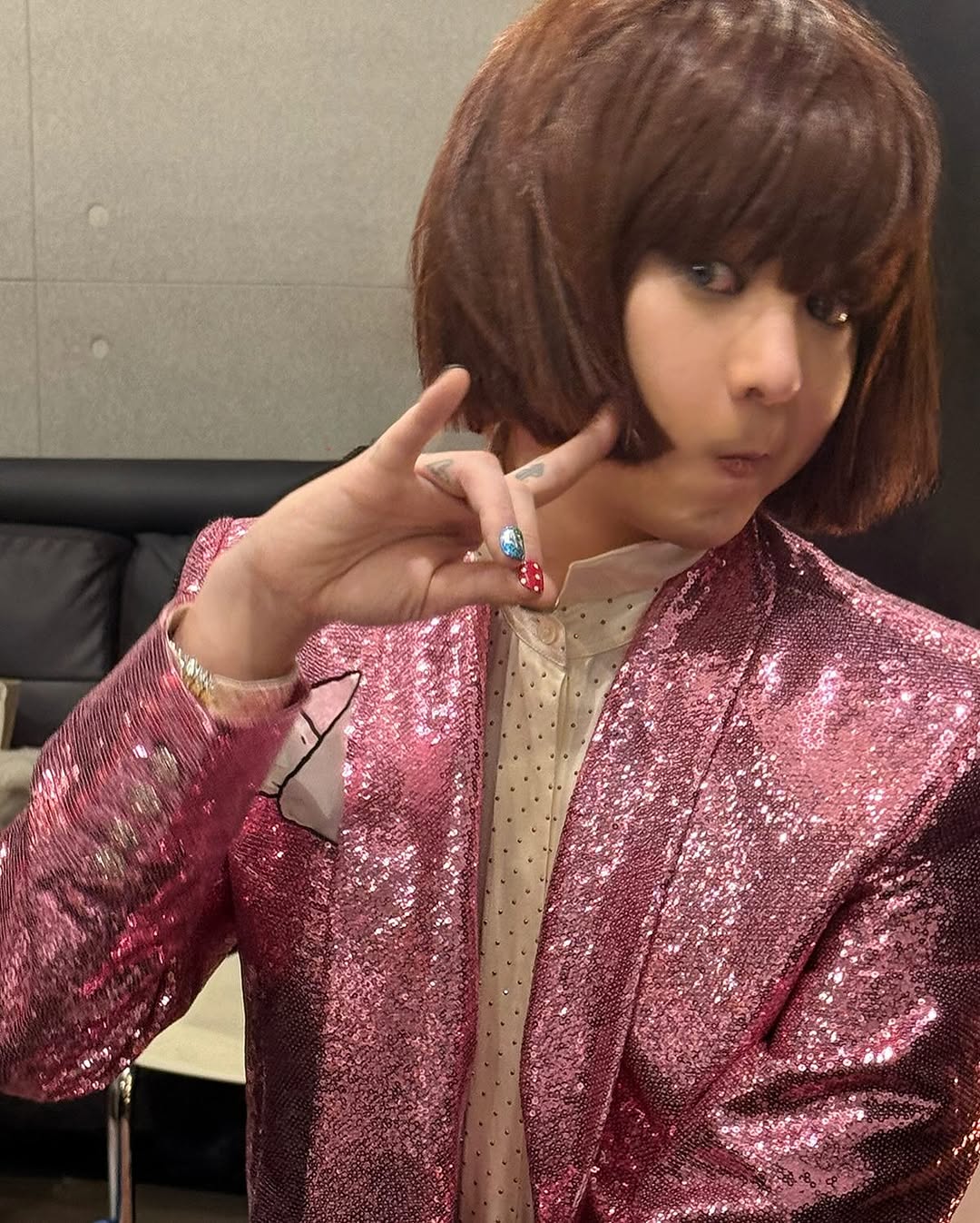 G-Dragon 專屬手燈登場！超可愛花花造型還搭配花盆充電底座！