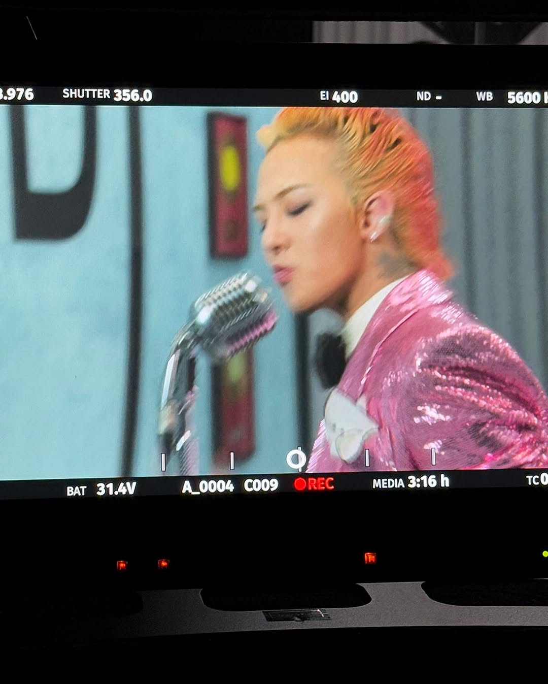 G-Dragon 專屬手燈登場！超可愛花花造型還搭配花盆充電底座！