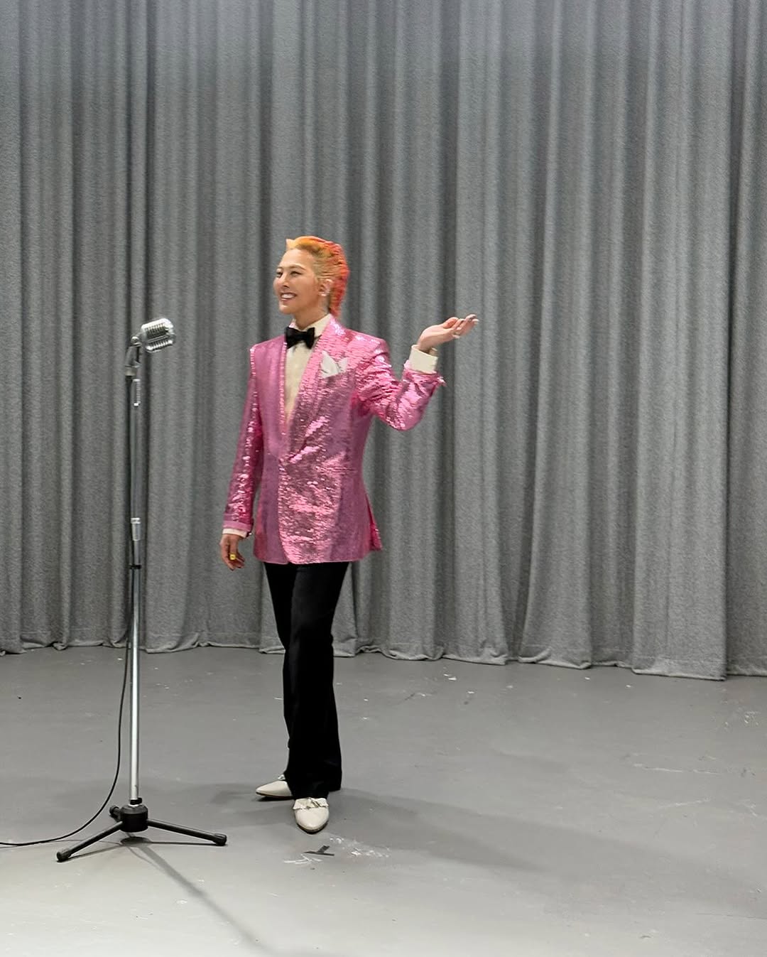 G-Dragon 專屬手燈登場！超可愛花花造型還搭配花盆充電底座！