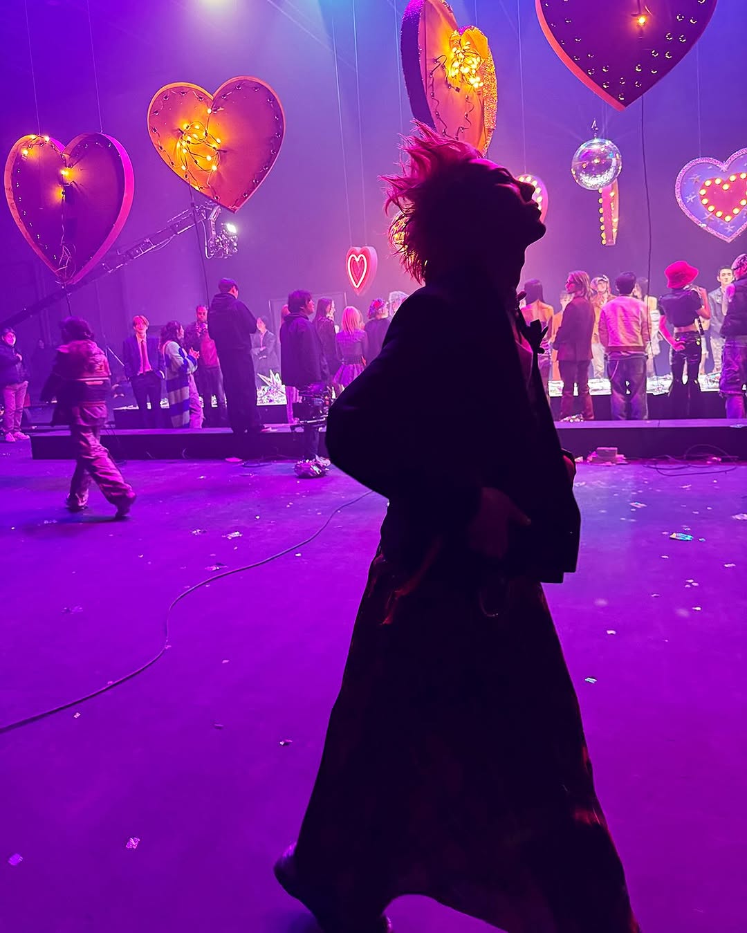 G-Dragon 專屬手燈登場！超可愛花花造型還搭配花盆充電底座！