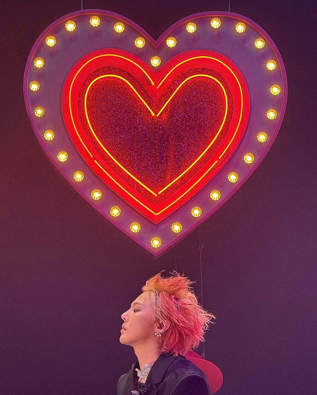 G-Dragon 專屬手燈登場！超可愛花花造型還搭配花盆充電底座！