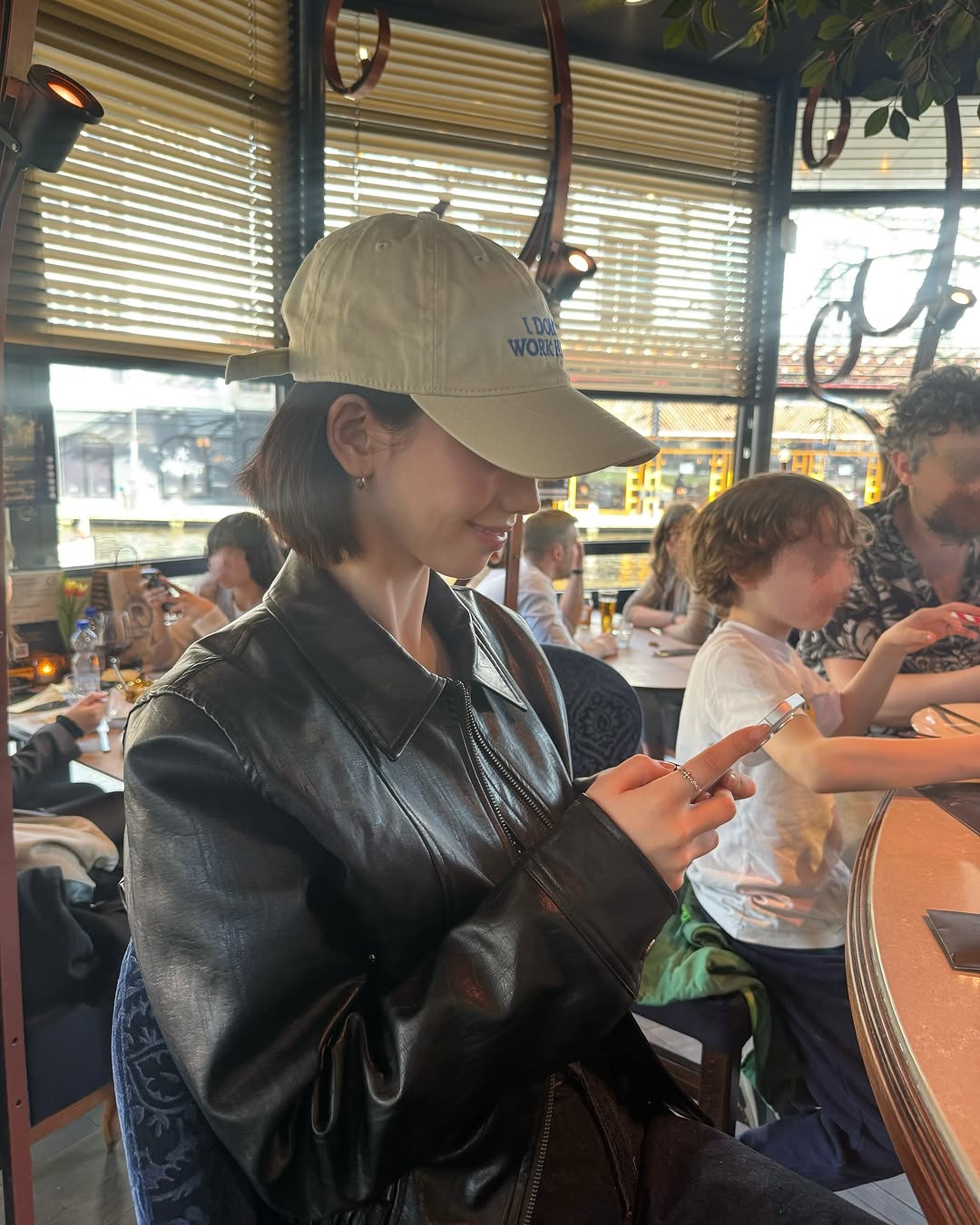 荷蘭的陽光都沒卡寶的笑容甜！Karina IG 美照裡穿的是哪雙鞋？原來是這雙 Nike 女性專屬鞋款！