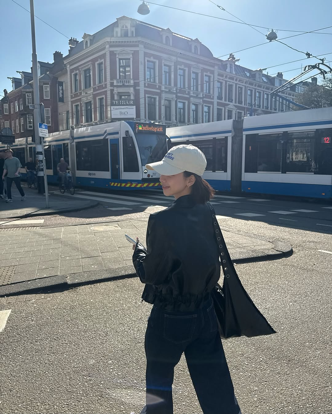 荷蘭的陽光都沒卡寶的笑容甜！Karina IG 美照裡穿的是哪雙鞋？原來是這雙 Nike 女性專屬鞋款！