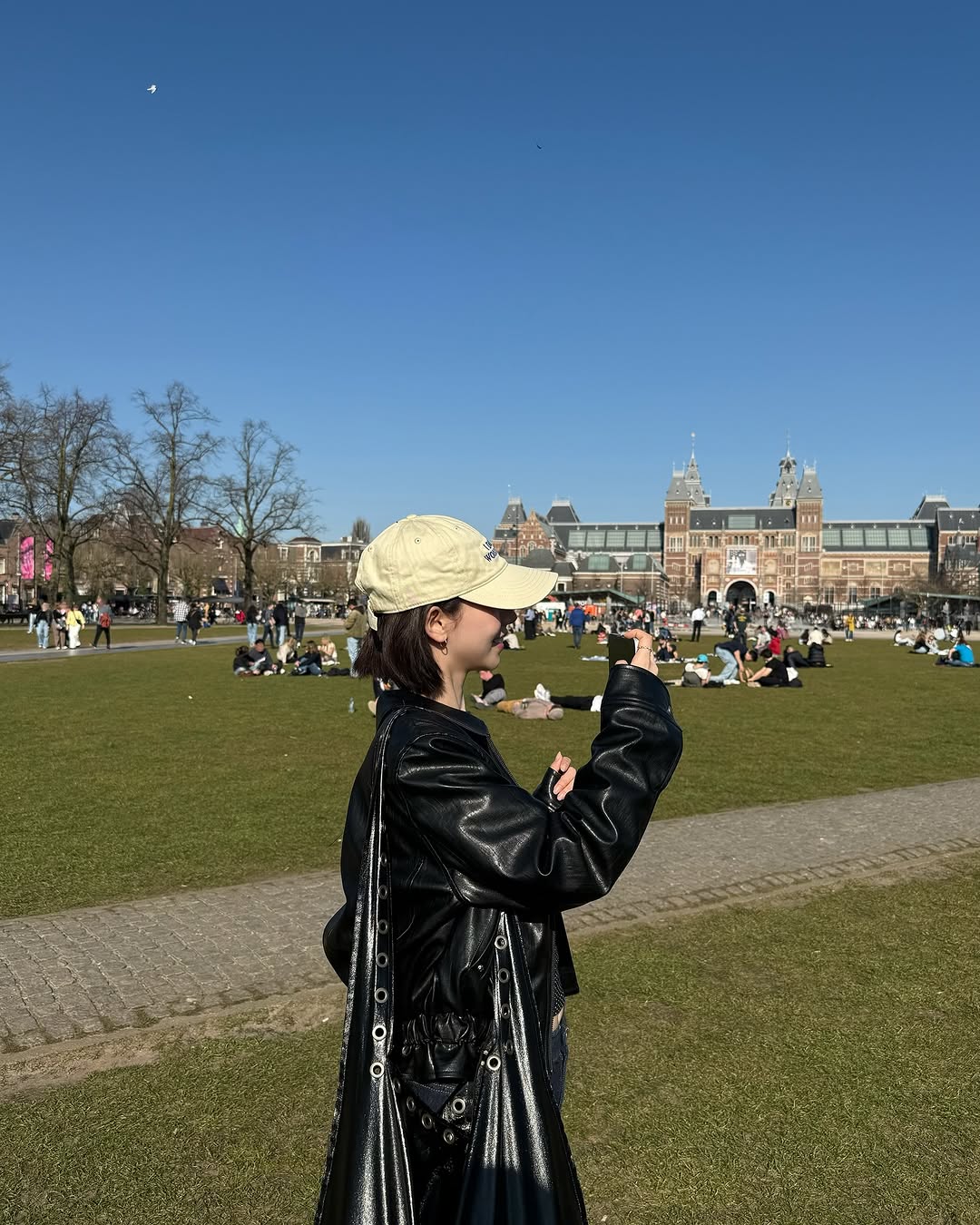 荷蘭的陽光都沒卡寶的笑容甜！Karina IG 美照裡穿的是哪雙鞋？原來是這雙 Nike 女性專屬鞋款！