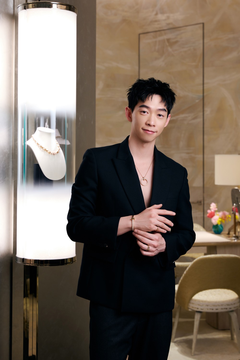 佩戴逾 ３ 億元的高級珠寶！奧斯卡影后楊紫瓊現身 Tiffany & Co. 台北 101 旗艦店！