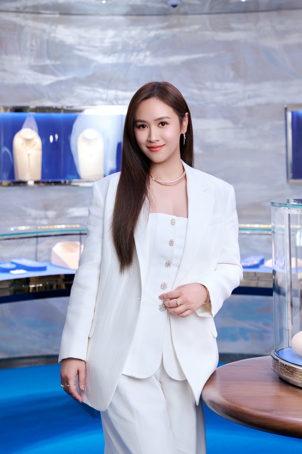 佩戴逾 ３ 億元的高級珠寶！奧斯卡影后楊紫瓊現身 Tiffany & Co. 台北 101 旗艦店！