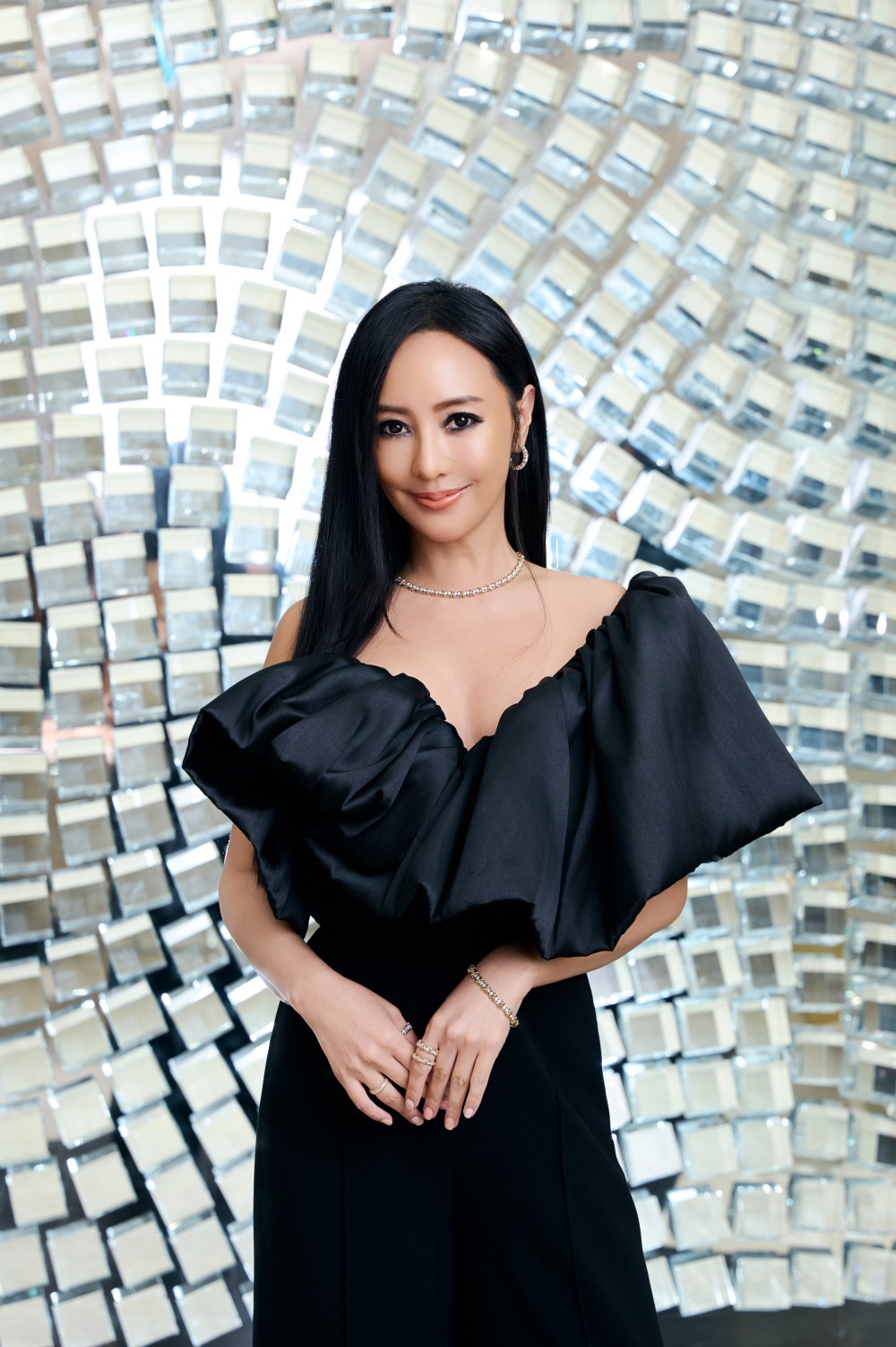 佩戴逾 ３ 億元的高級珠寶！奧斯卡影后楊紫瓊現身 Tiffany & Co. 台北 101 旗艦店！